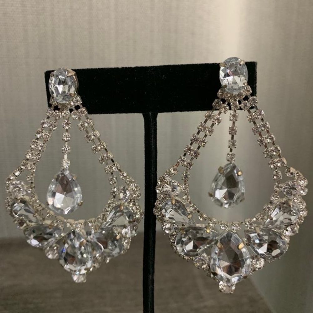 Silver earrings with cristals